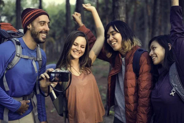 Vrienden nemen van foto 's — Stockfoto