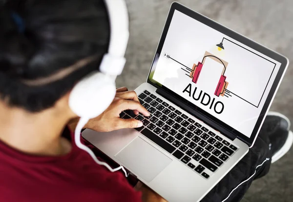 Man using laptop and listening musi — Stock Photo, Image