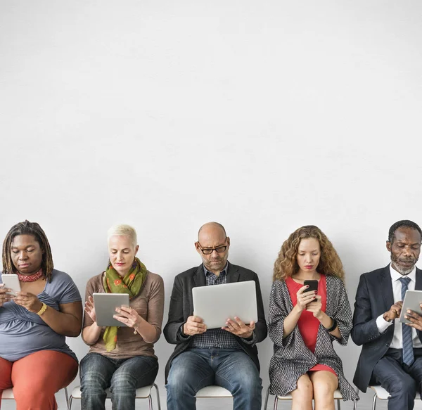 Personer som använder digital utrustning — Stockfoto