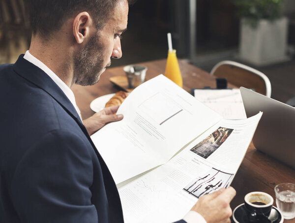 Бизнесмен читает газету
