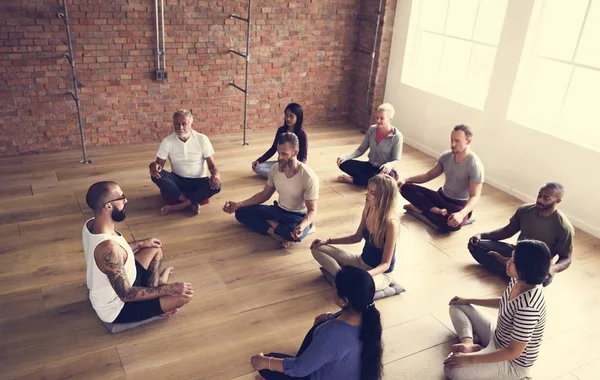 Pessoas fazendo joga na classe — Fotografia de Stock