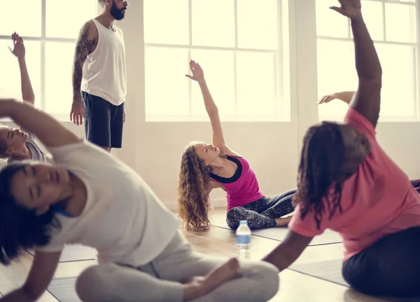 Gente haciendo joga en la clase —  Fotos de Stock