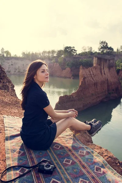 Mujer sentada en el lago — Foto de Stock