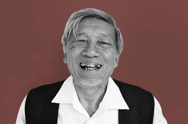 Sonriendo mayor asiático hombre —  Fotos de Stock