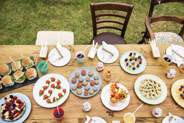 Vários pratos na mesa — Fotografia de Stock