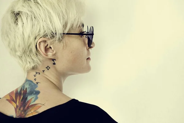 Donna elegante con tatuaggi — Foto Stock