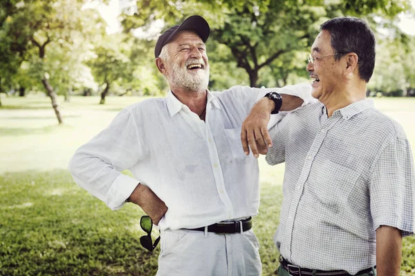 Senior vrienden praten en lachen — Stockfoto