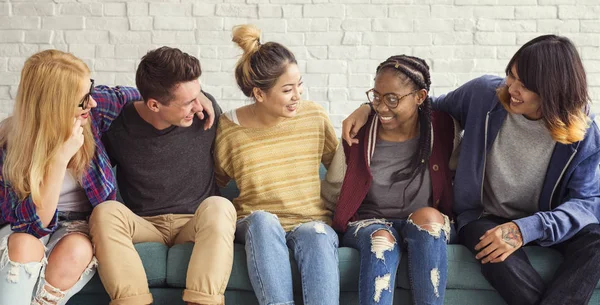 Studenten samen knuffelen — Stockfoto