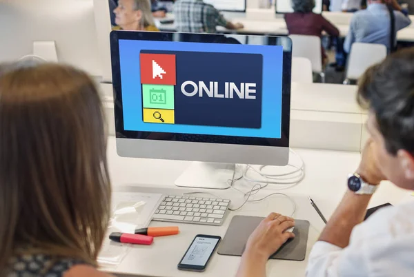 Pessoas usando o computador em classe — Fotografia de Stock