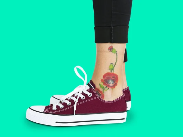 Tatuaggio fiore sulla caviglia — Foto Stock