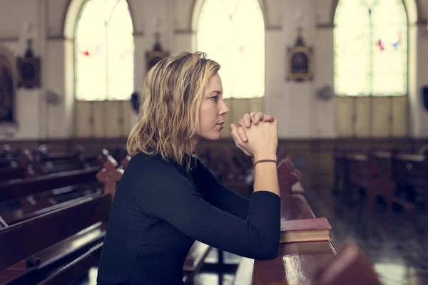 Neugierige Frau in Kirche — Stockfoto