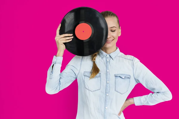 Žena držící vinyl záznam — Stock fotografie
