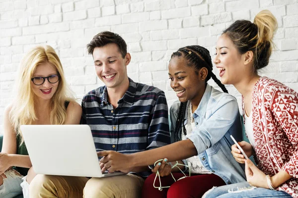 Estudiantes usando el ordenador portátil — Foto de Stock