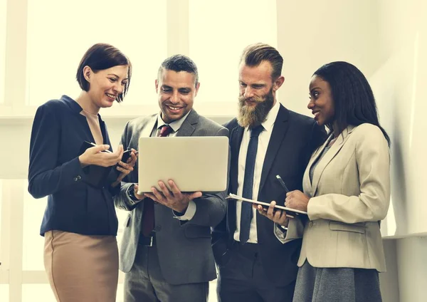 Empresarios trabajando juntos —  Fotos de Stock