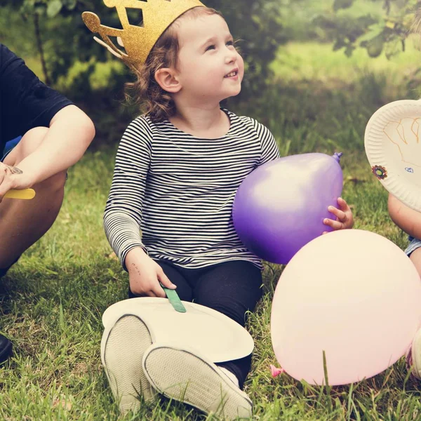 Liten flicka på födelsedagsfest — Stockfoto