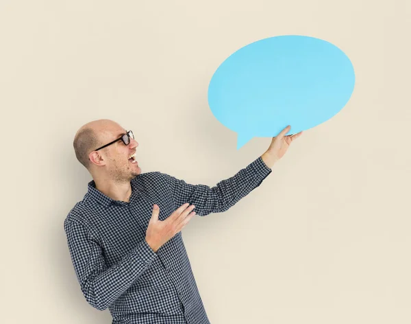 Людина тримає мовну бульбашку — стокове фото