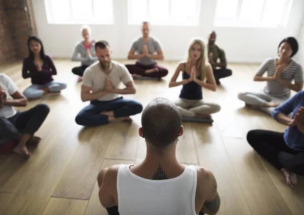 Gente haciendo joga en la clase —  Fotos de Stock