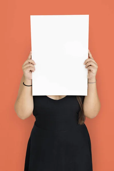 Mujer sosteniendo tablero blanco —  Fotos de Stock