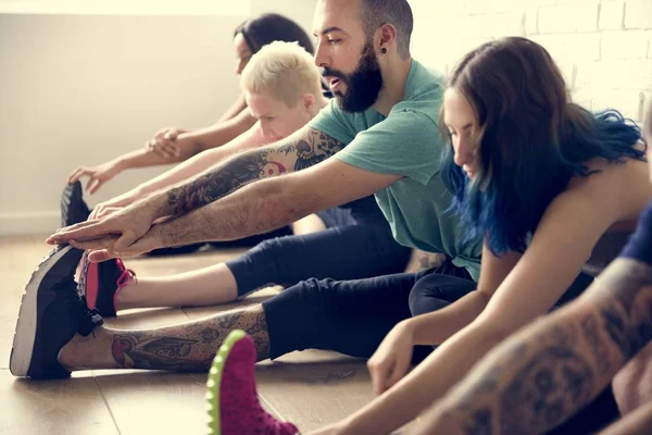 Sportieve mensen doen yoga uitrekken — Stockfoto