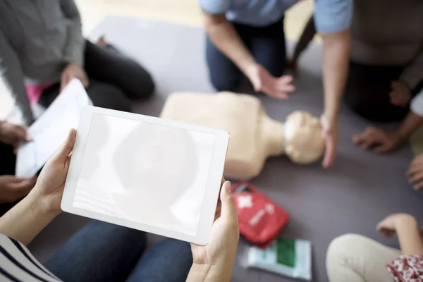 People learning CPR First Aid Training — Stock Photo, Image