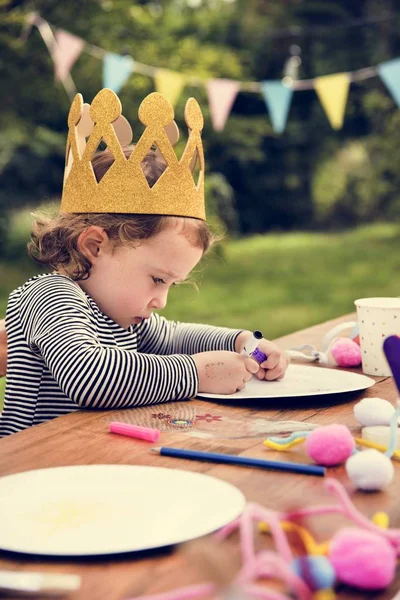 Mała dziewczynka, w koronie na urodziny — Zdjęcie stockowe