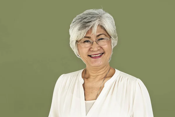 Senior mujer asiática en estudio —  Fotos de Stock