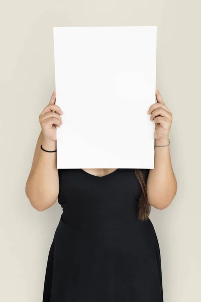 Mujer sosteniendo tablero blanco — Foto de Stock