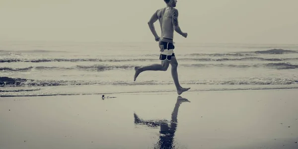 Muž běžící na pláži — Stock fotografie