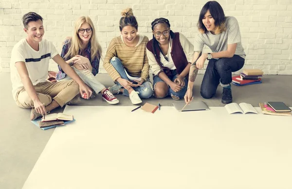 Studenten werken aan het project — Stockfoto