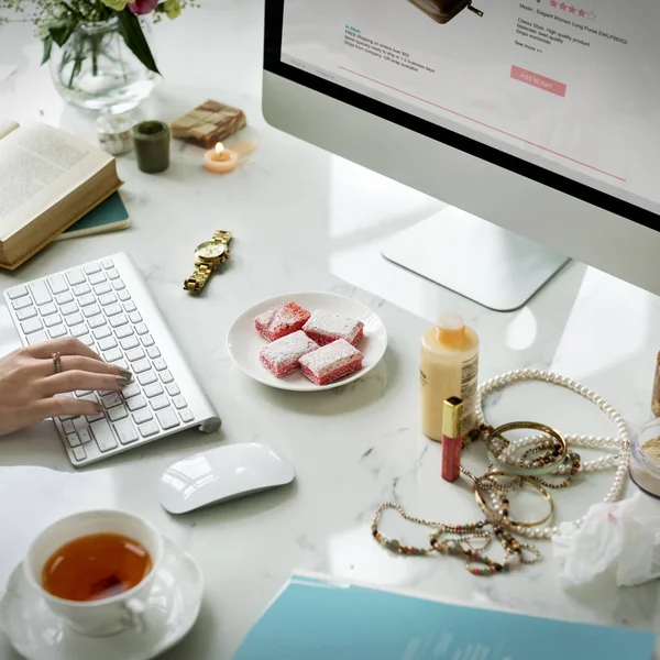 Mujer trabajando con computadora —  Fotos de Stock