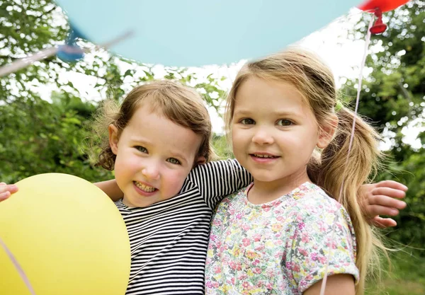 Niños en la fiesta de cumpleaños —  Fotos de Stock