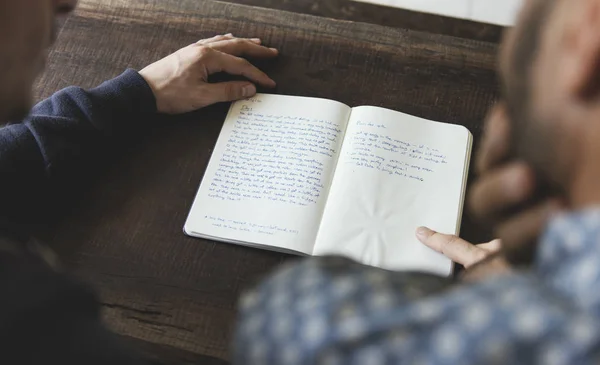 Homosexuella par läsa bok — Stockfoto