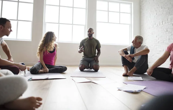 Joga sınıfındaki yapan insanlar — Stok fotoğraf