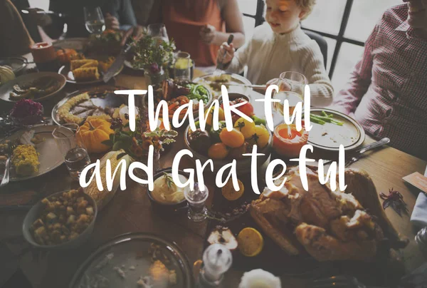 Люди едят еду на День благодарения — стоковое фото