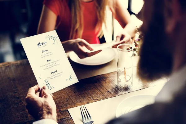 Homem segurando cartão de menu — Fotografia de Stock