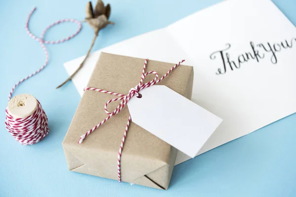 Caja de regalo y tarjeta de felicitación — Foto de Stock