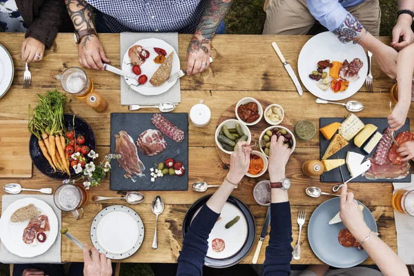 Grupp människor äta — Stockfoto