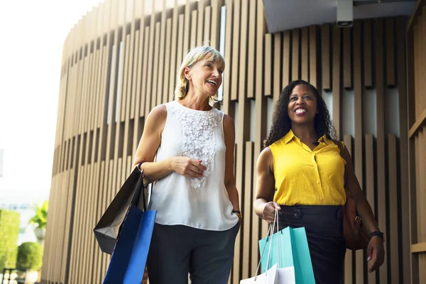 Donne con borse della spesa parlando — Foto Stock