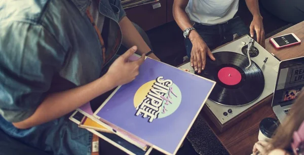 Amigos escolhendo disco de vinil — Fotografia de Stock