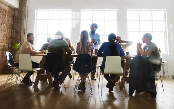 Persone al tavolo delle riunioni — Foto Stock