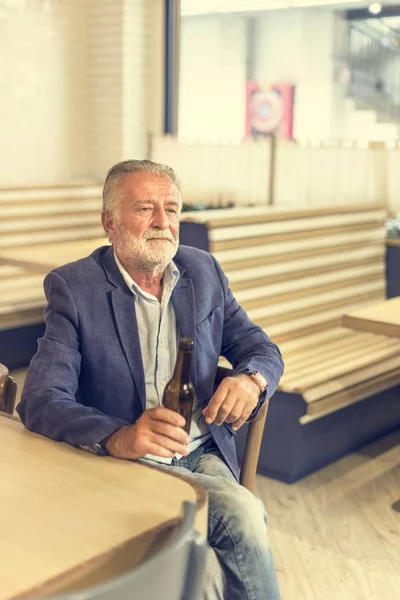 Uomo che beve alcol al bar — Foto Stock