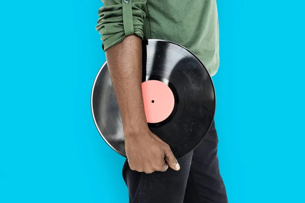 Hombre sosteniendo disco de vinilo — Foto de Stock