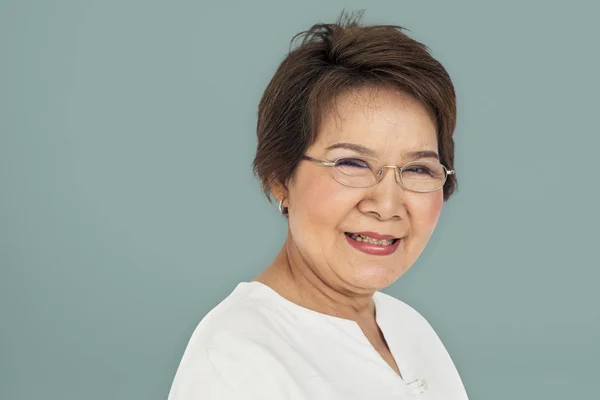 Дорослий Азіатський жінка в окулярах — стокове фото