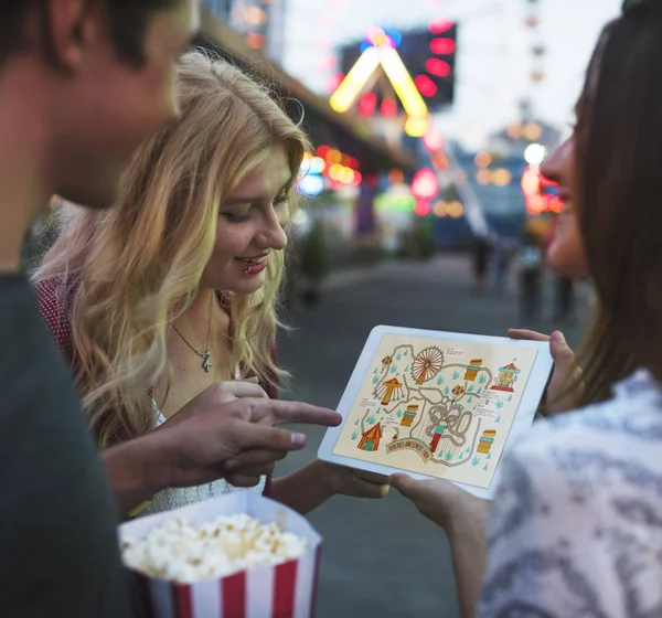 Amigos en Parque de Atracciones usando tableta —  Fotos de Stock