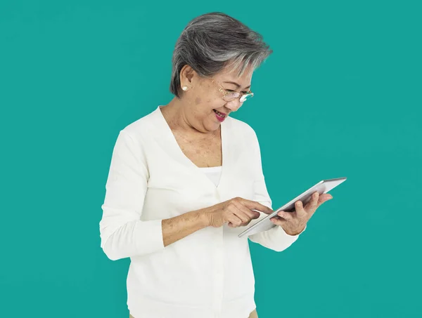 Mujer usando tableta digital —  Fotos de Stock