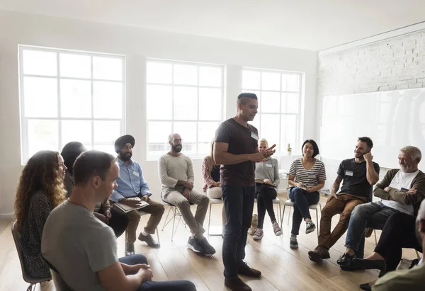 La gente en la reunión en la oficina — Foto de Stock