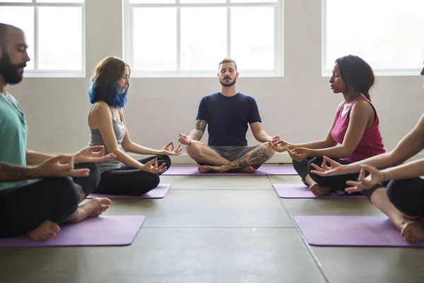 Yoga, meditasyon yapan insanlar — Stok fotoğraf