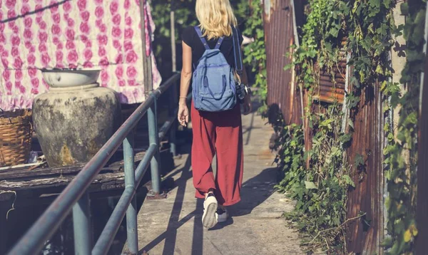 Mulher caminhando ao longo do Canal — Fotografia de Stock