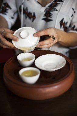 Genç bayan çay içiyor.