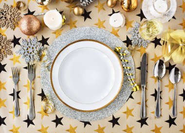 Yılbaşı süsleri ve hizmet tablo